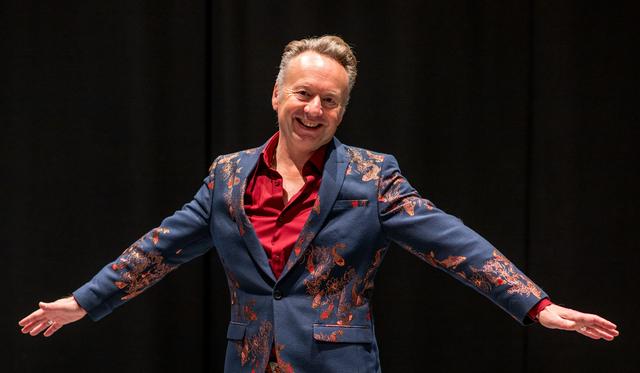 Joris Linssen: „Ik las gisteren dat de gemeente Lochem 1000 euro wil geven aan mensen die in de buurt van een azc wonen. Dat vind ik echt heel cynisch, heel akelig. Eigenlijk zou onze compassie naar gezinnen in azc’s moeten gaan.”