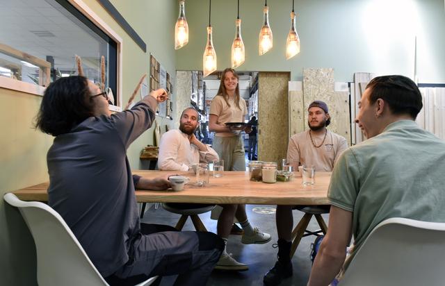 Djo, Robin Alkema, Fleur, metal-Martijn en voetbal-Martijn (van links naar rechts) zitten te geinen aan de koffie. 