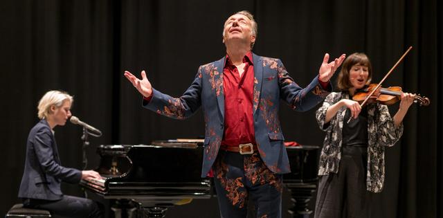 Joris Linssen, pianist Vera Marijt, en violist Myrthe van de Weetering in ‘Lieve Hemel’.