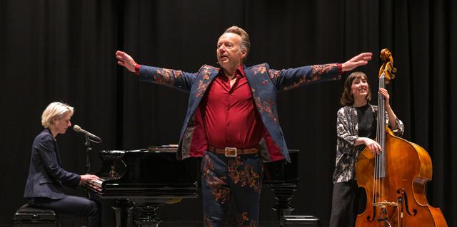 Joris Linssen, pianist Vera Marijt, en violist / contrabassist Myrthe van de Weetering in ‘Lieve Hemel’.