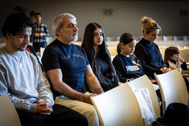 Leden van het gezin Babayants in kerkelijk centrum Open Hof in Kampen, waar aan de Oezbeekse familie door de protestantse kerk kerkasiel wordt verleend. 