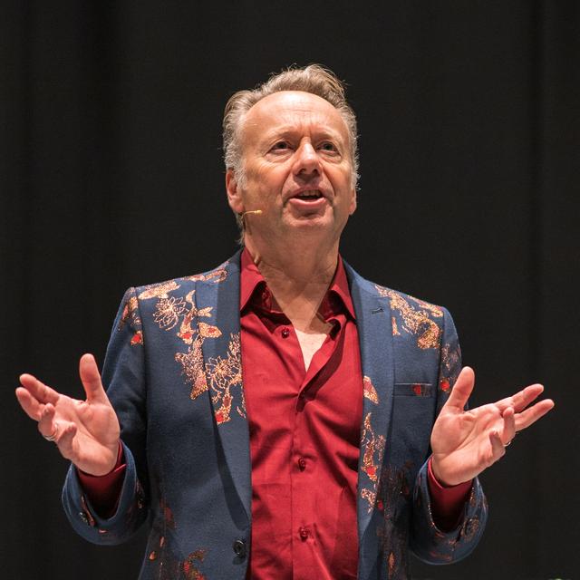 Joris Linssen: „ Vrienden plagen me graag met deze voorstelling. Ze zeggen bijvoorbeeld: ‘Daar hebben we dominee Linssen weer’.”