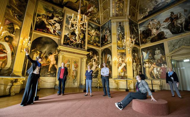 Bezoekers bezichtigen in 2015 de Oranjezaal in Paleis Huis ten Bosch. In de zaal, een pronkstuk uit de Gouden Eeuw, kon publiek tijdens de openstelling in kleine groepjes onder begeleiding terecht. 