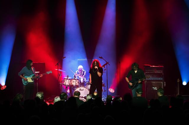Ian Paice, oprichter van en nog steeds actief in Deep Purple, in actie met tributeband  Purpendicular in De Oosterpoort te Groningen.