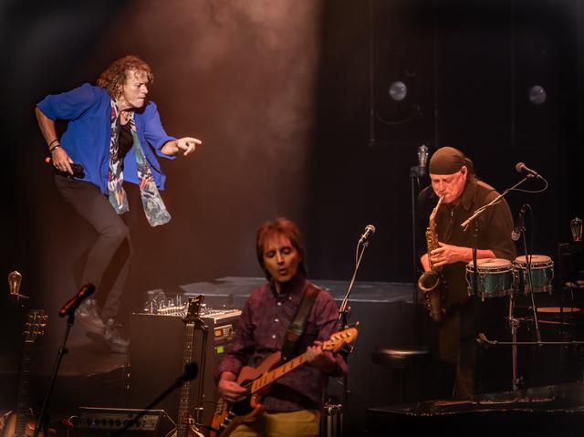 Kast-zanger Syb van der Ploeg (links) in 'The Stones Vs The Beatles Battle'.