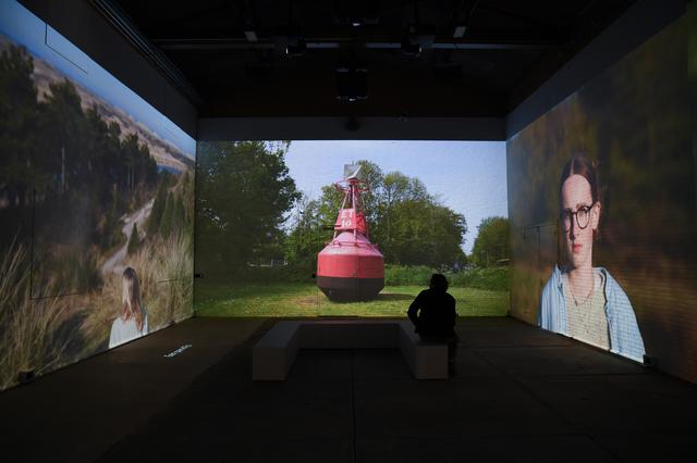 Beeld uit 't Paradiis, een 'filmische audio-installatie' over de drie Terschellinger dialecten en hun sprekers.