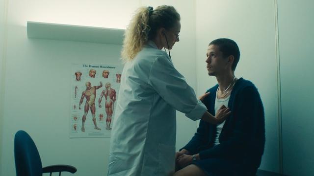 'Heb je wel eens van je vrienden gestolen?' 'Waarom was je bang voor je vader?' Sleutelscène uit 'Écht?'
