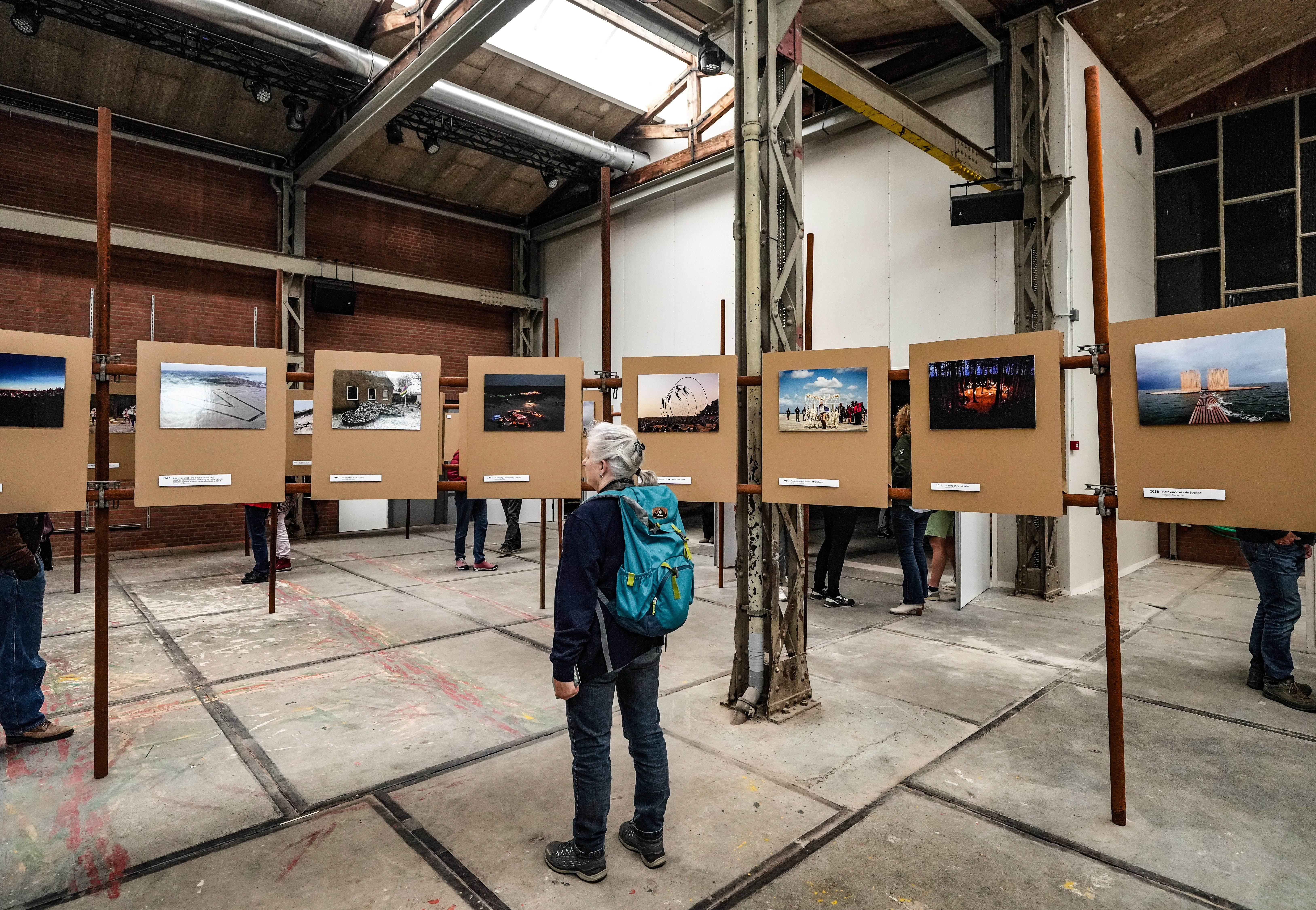 De expositie over 45 jaar Oerol, in de Tonnenloods te West-Terschelling.