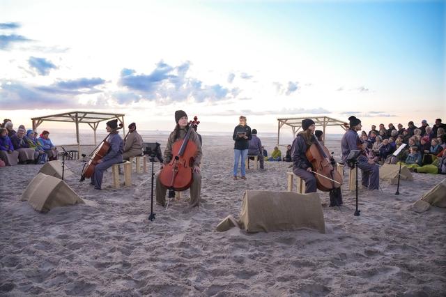Cello Octet Amsterdam, ’s avonds laat op het Noordzeestrand.