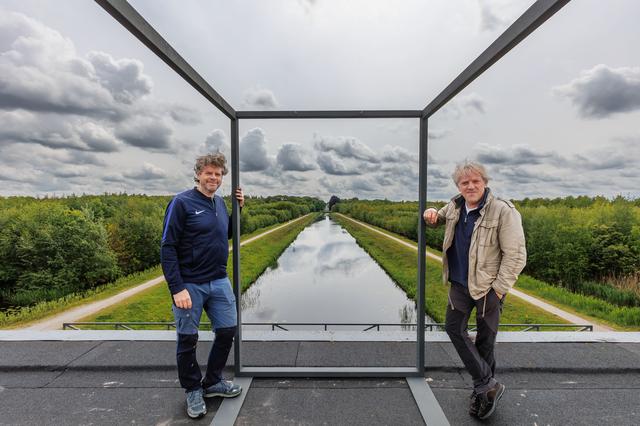Joris Bedaux (links) en Rob van Rijswijk, van Strijbos & Van Rijswijk, op het dak van museum Belvédère in Oranjewoud. 