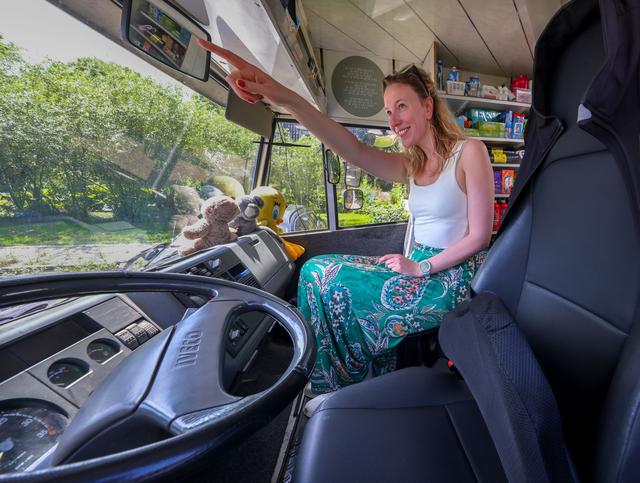 Eline de Vries in de SRV-wagen van Romke Wielstra, decor van haar 'audio-ervaring' 'SRV'.