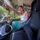 Eline de Vries in de SRV-wagen van Romke Wielstra, decor van haar 'audio-ervaring' 'SRV'.