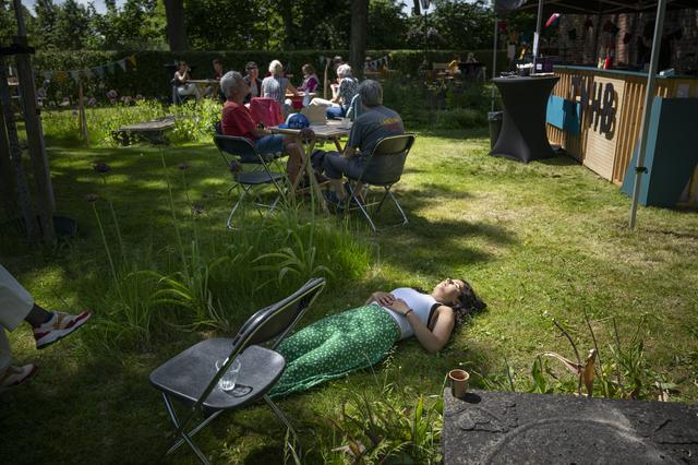 Festival Terug naar het begin. Pauzeplek naast de kerk van Krewerd.