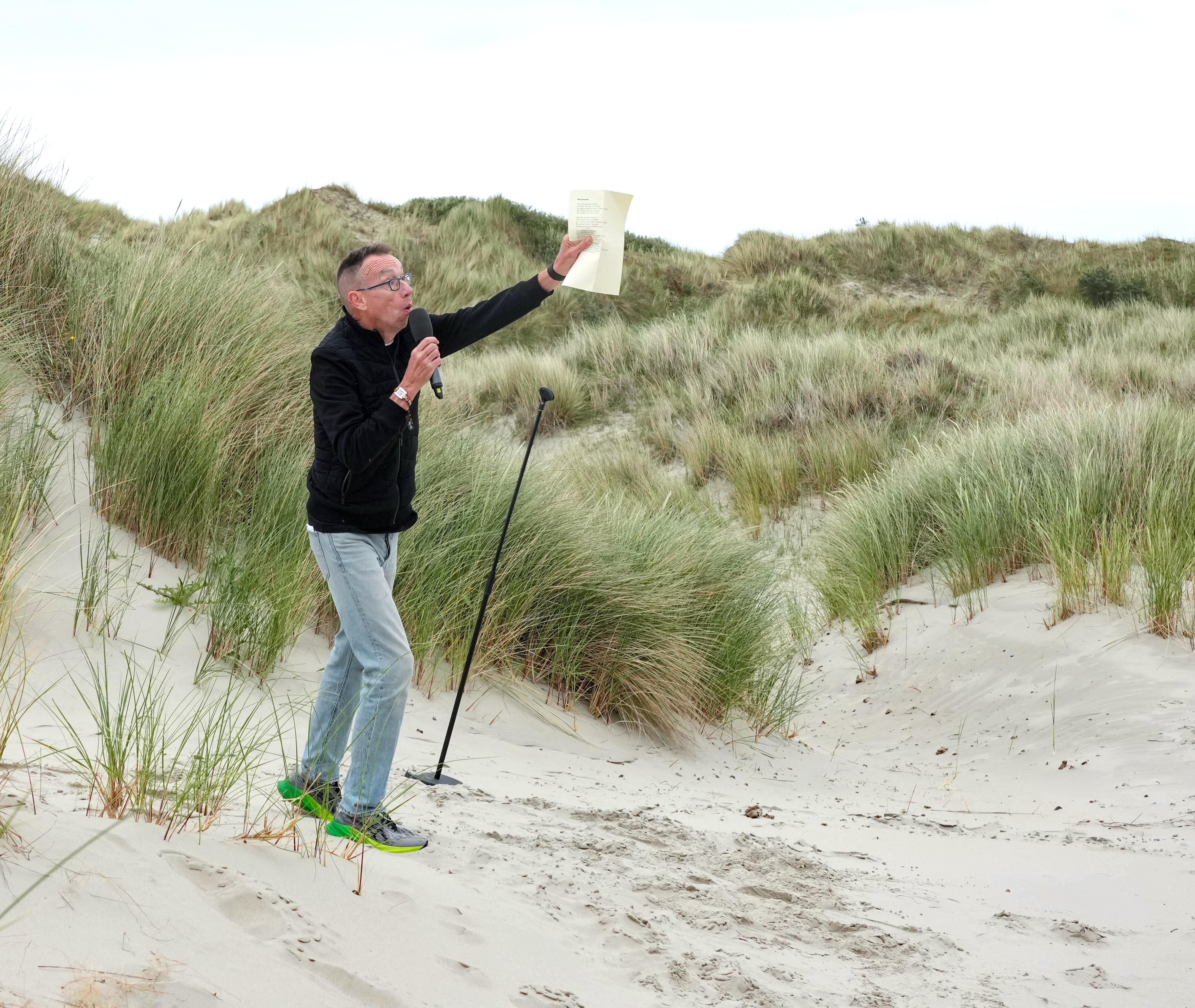 Dolf Jansen in een duinpan op Terschelling.