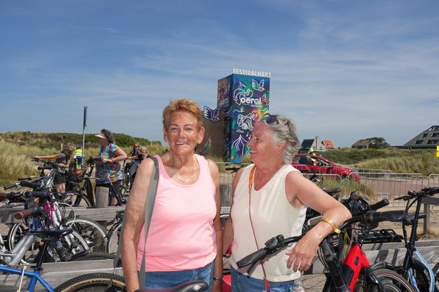 Hennie Visser en Thea de Jong uit Rotterdam. 'Getrouwd in de Brandaris, als eerste vrouwen'