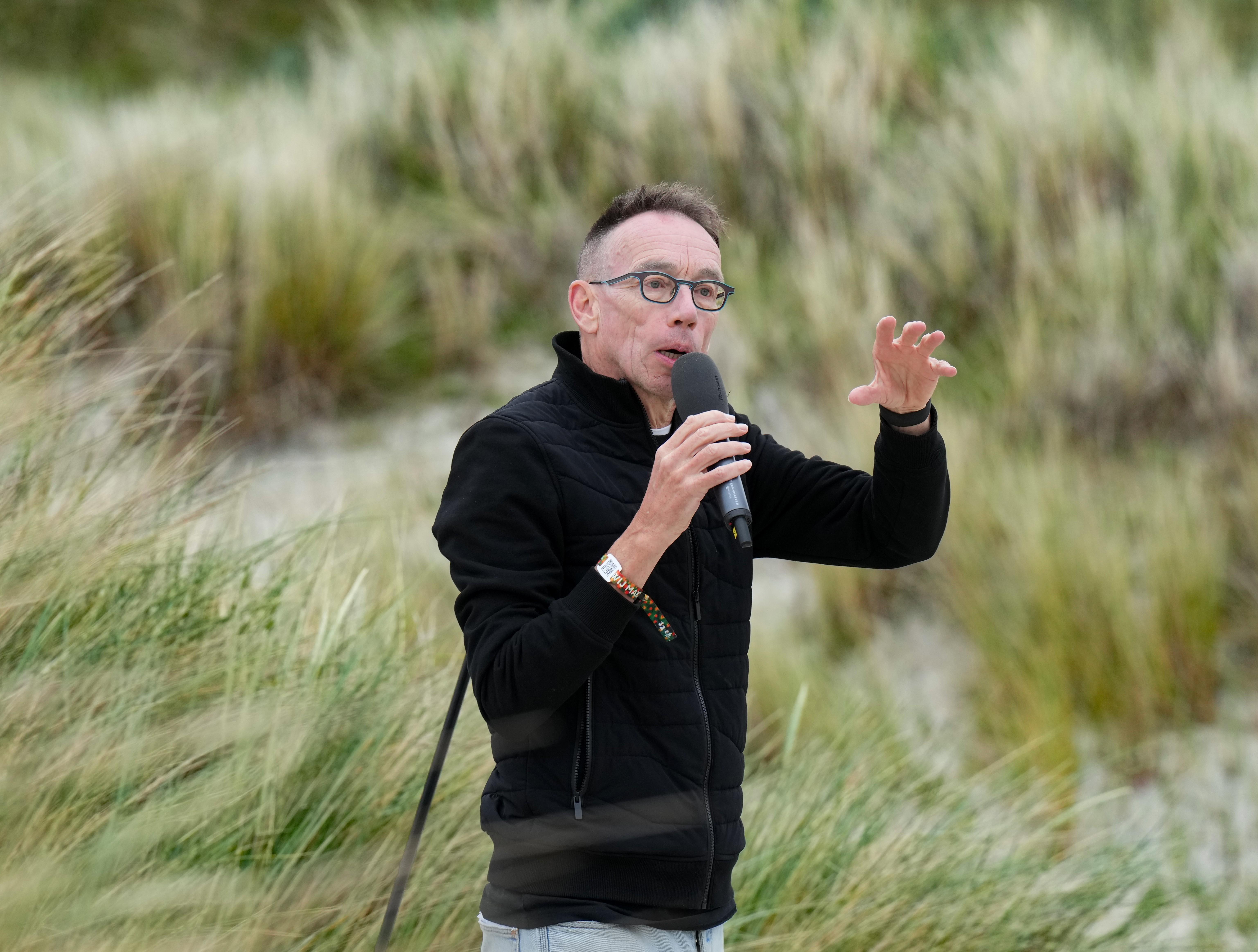 Dolf Jansen in een duinpan op Terschelling.