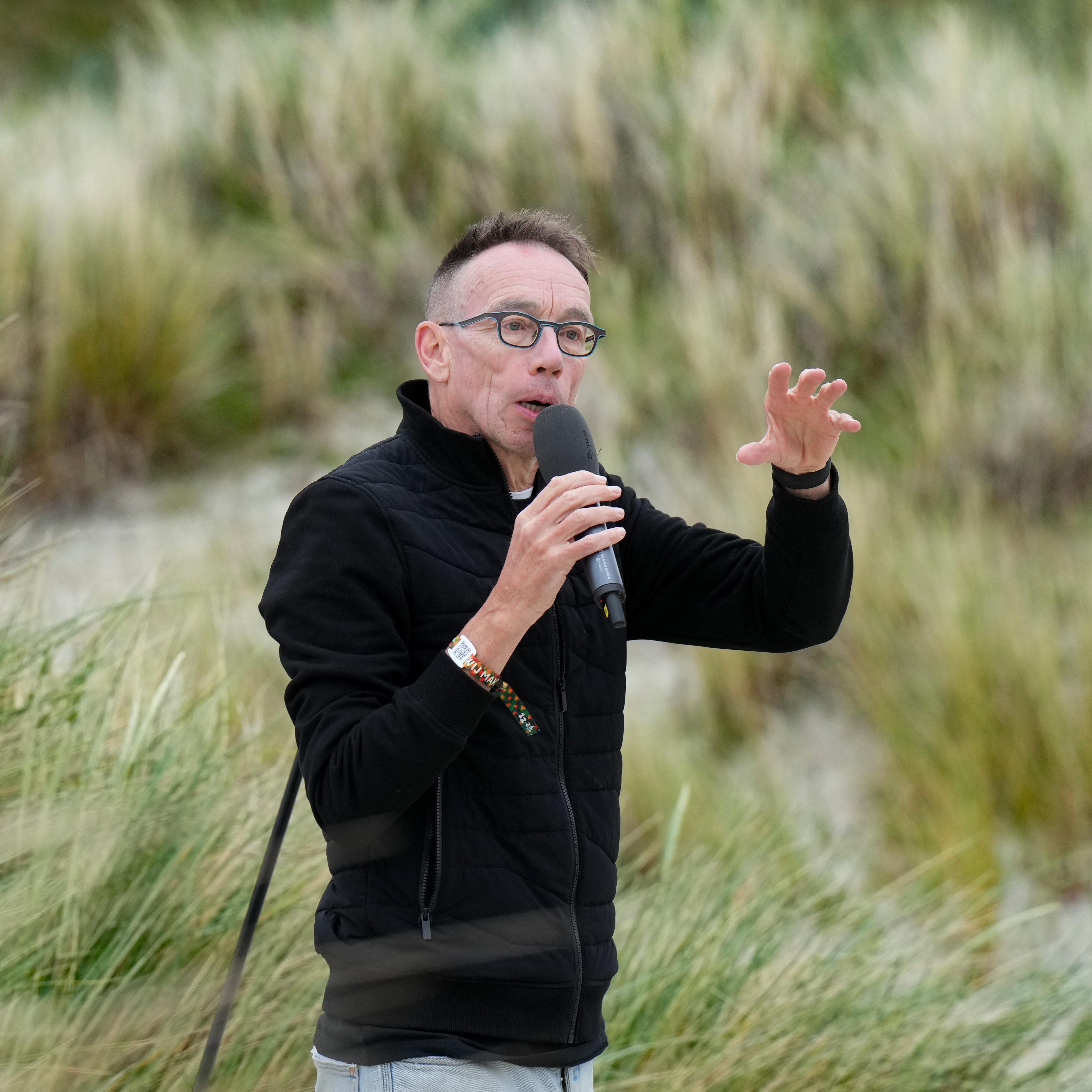 Dolf Jansen in een duinpan op Terschelling.