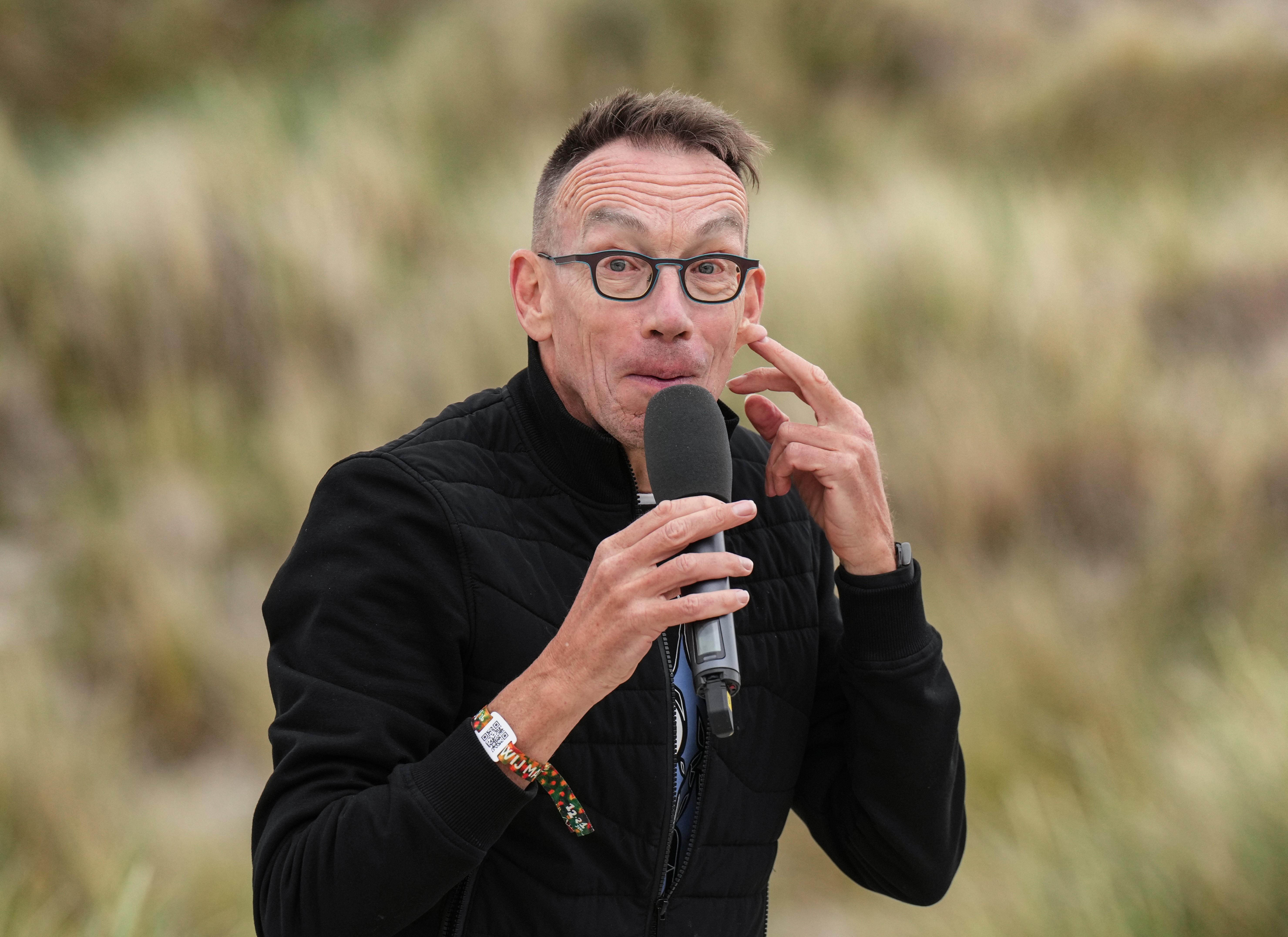 Dolf Jansen in een duinpan op Terschelling.