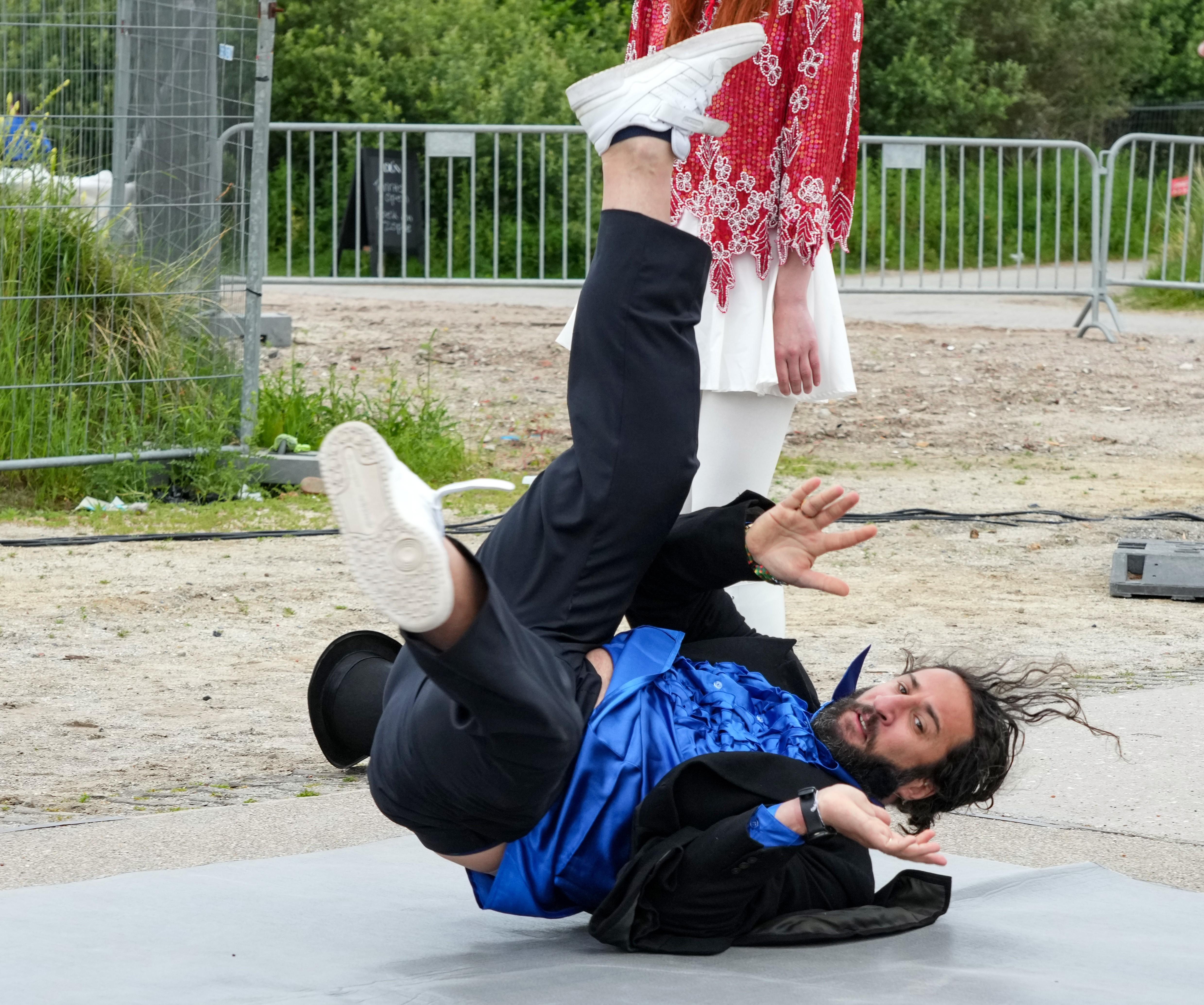 De bochten waarin je je moet wringen, als vluchteling.... George Tobal in 'AZC de musical'. 