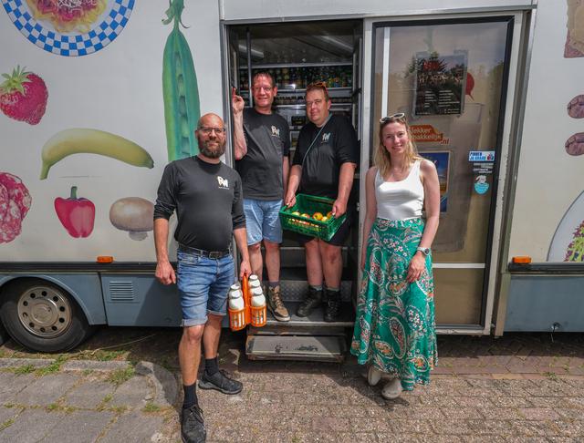 Romke Wielstra, medewerkers Sjonnie Louwsma en Hendrik Frankena en Eline de Vries.