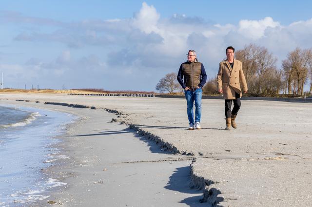 
Regisseur Paul Carr en artistiek leider van Stichting Nootstroom Arnaud Oosterbaan op de toekomstige speelplek van 'De vliegende Hollander': het strand bij Makkum.