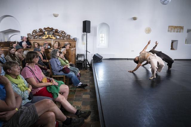Tender Resistance van Faizah Grootens in de kerk van Wirdum.

