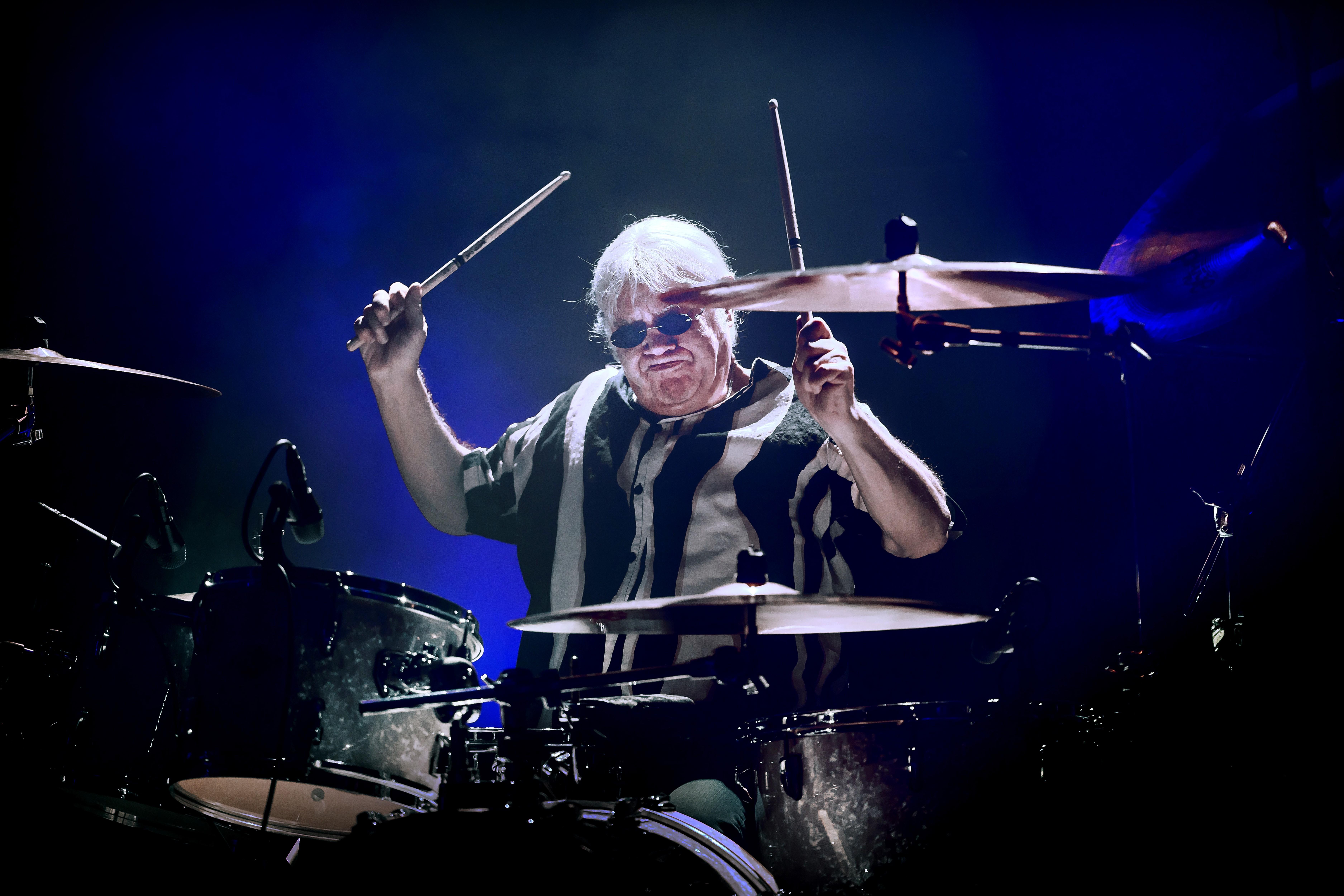 Ian Paice in actie met  Purpendicular in De Oosterpoort in Groningen (2024).