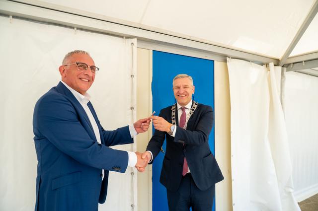 PI-directeur Gino Tibboel (links) met de Leeuwarder burgemeester Sybrand Buma.