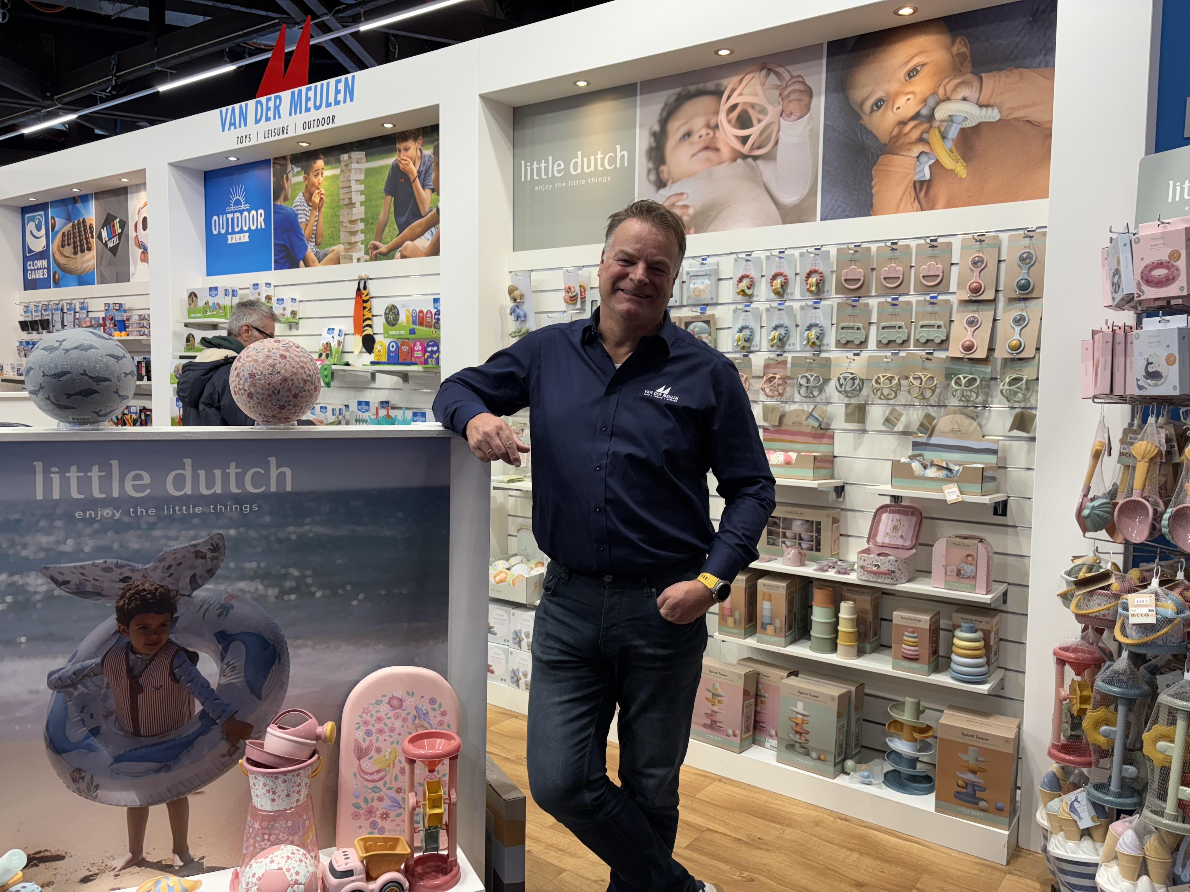 Erik Zandberg poseert bij het speelgoedmerk Little Dutch.
