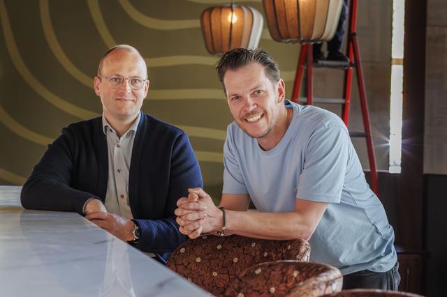 Wybe Iedema en Geert-Jan Vaartjes aan de bar in het volledig verbouwde restaurant De Bosberg in Appelscha. Er is straks keuze uit 75 speciaalbieren, voornamelijk uit Noord-Nederland.