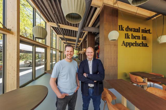 Het oude De Bosberg had een kleine serre aan de voorkant. Geert-Jan Vaartjes en Wybe Iedema lieten het uitbouwen over de volle breedte.