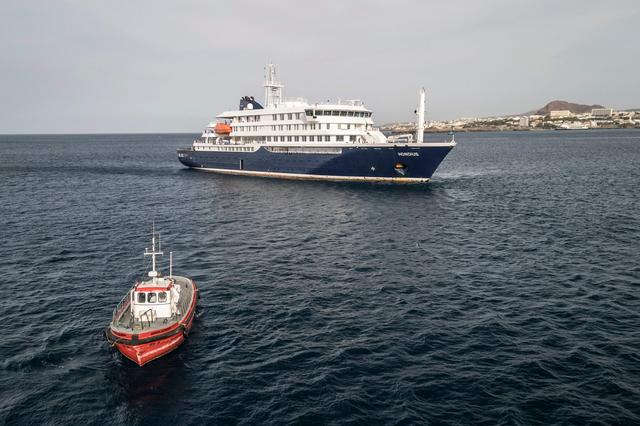 De Hondius, een expeditieschip van rederij Oceanwide uit Vlissingen, hier voor de kust van Kaapverdië. De Hondius hoopt zaterdag de kust van Tenerife te bereiken.