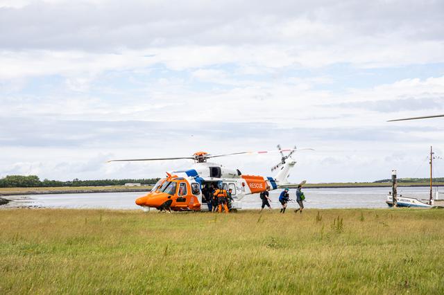De helikopter van de Kustwacht komt aan op Ameland met de gestrande wadlopers.