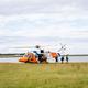 De helikopter van de Kustwacht komt aan op Ameland met de gestrande wadlopers.