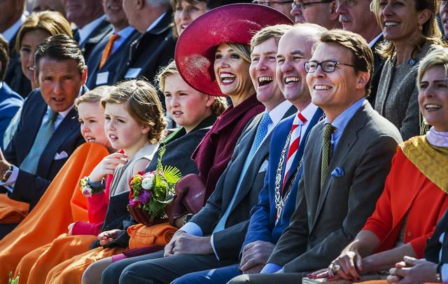 Arno Brok naast koning Willem-Alexander bij Koningsdag in Dordrecht, 2015.