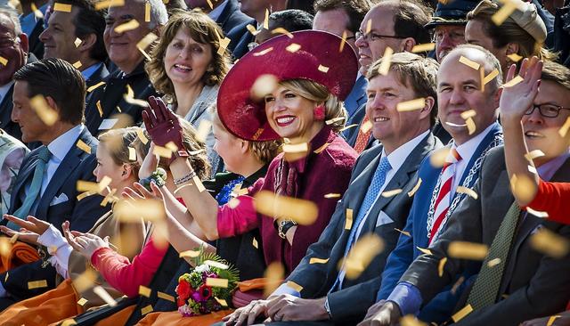 Arno Brok, tweede van rechts, was burgemeester van Dordrecht toen Koning Willem-Alexander en Koningin Maxima Koningsdag van 2015 in de stad kwamen vieren. Naast Brok zit ook prins Constantijn.