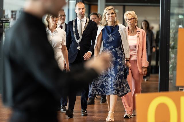 Pien Zaaijer in het kielzog van koningin Maxima, bij een activiteit van Stichting Méér Muziek in de Klas, waar Maxima erevoorzitter van is.