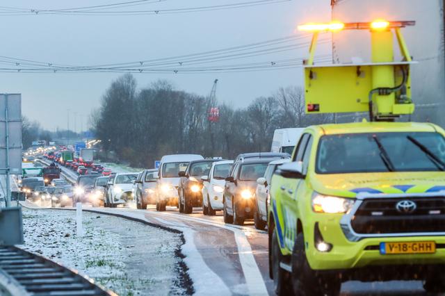 De rechterrijbaan van de A28 bij Assen-West is tijdelijk afgesloten (beeld ter illustratie).