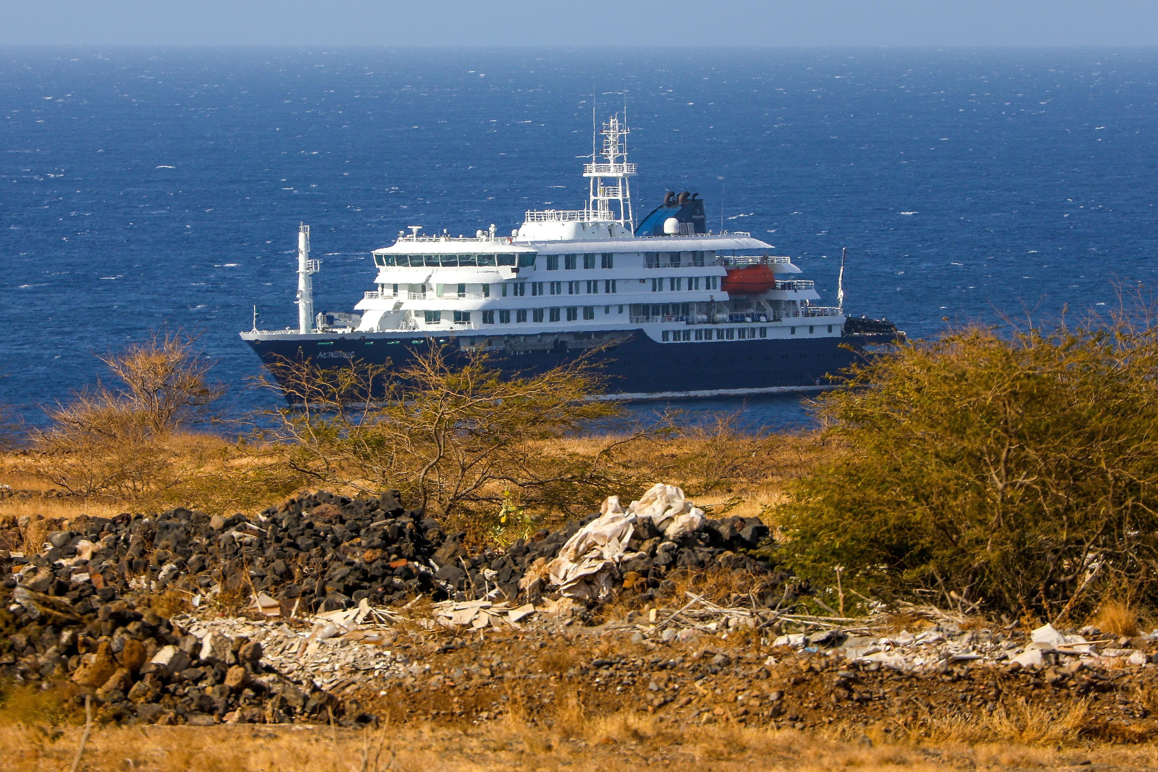 Cruiseschip Hondius voor de kust van Kaapverdië. Op het schip gaat het hantavirus rond, waar drie mensen vermoedelijk aan zijn overleden. De wereldgezondheidsorganisatie WHO doet onderzoek.