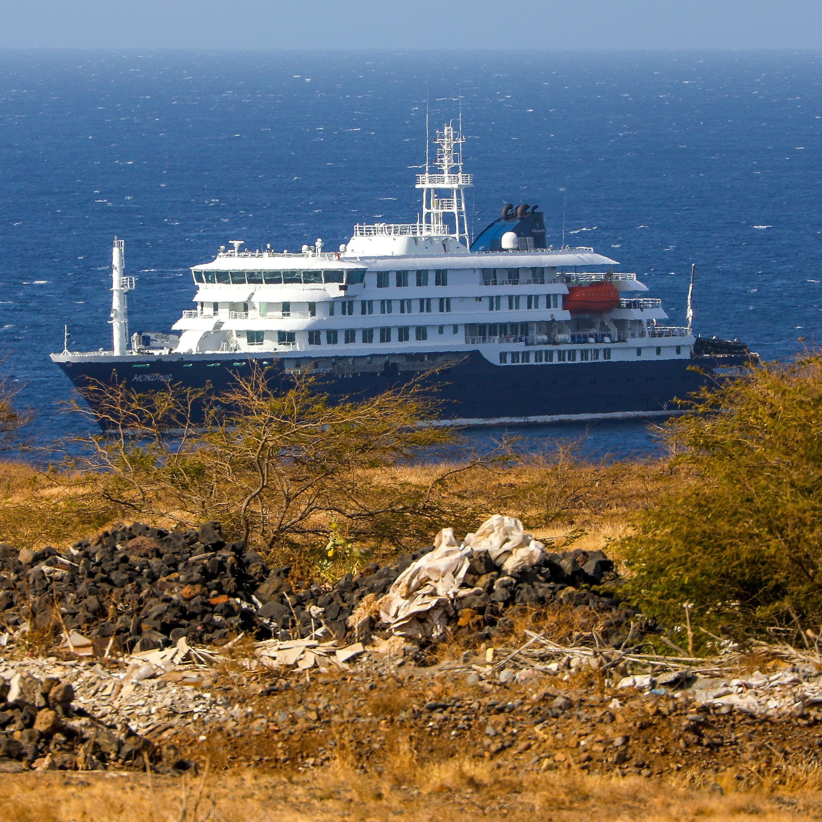 Cruiseschip Hondius voor de kust van Kaapverdië. Op het schip gaat het hantavirus rond, waar drie mensen vermoedelijk aan zijn overleden. De wereldgezondheidsorganisatie WHO doet onderzoek.