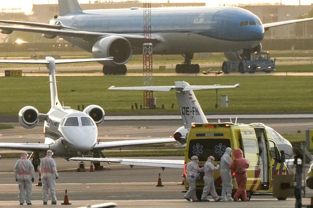 Een evacuatievliegtuig landde woensdagavond op Schiphol met twee opvarenden van de Hondius. Drie opvarenden, twee bemanningsleden en een gast, zijn woensdag van boord gehaald.