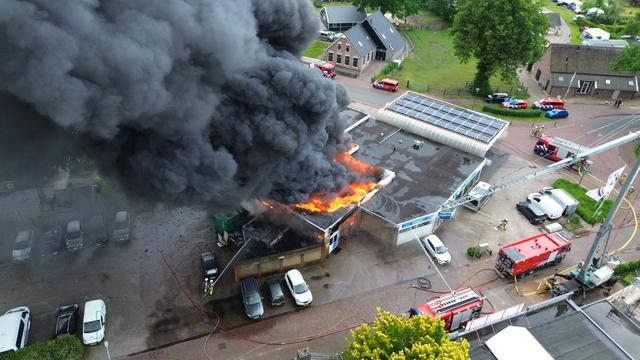 De rookwolken van de brand waren in de wijde omgeving te zien.