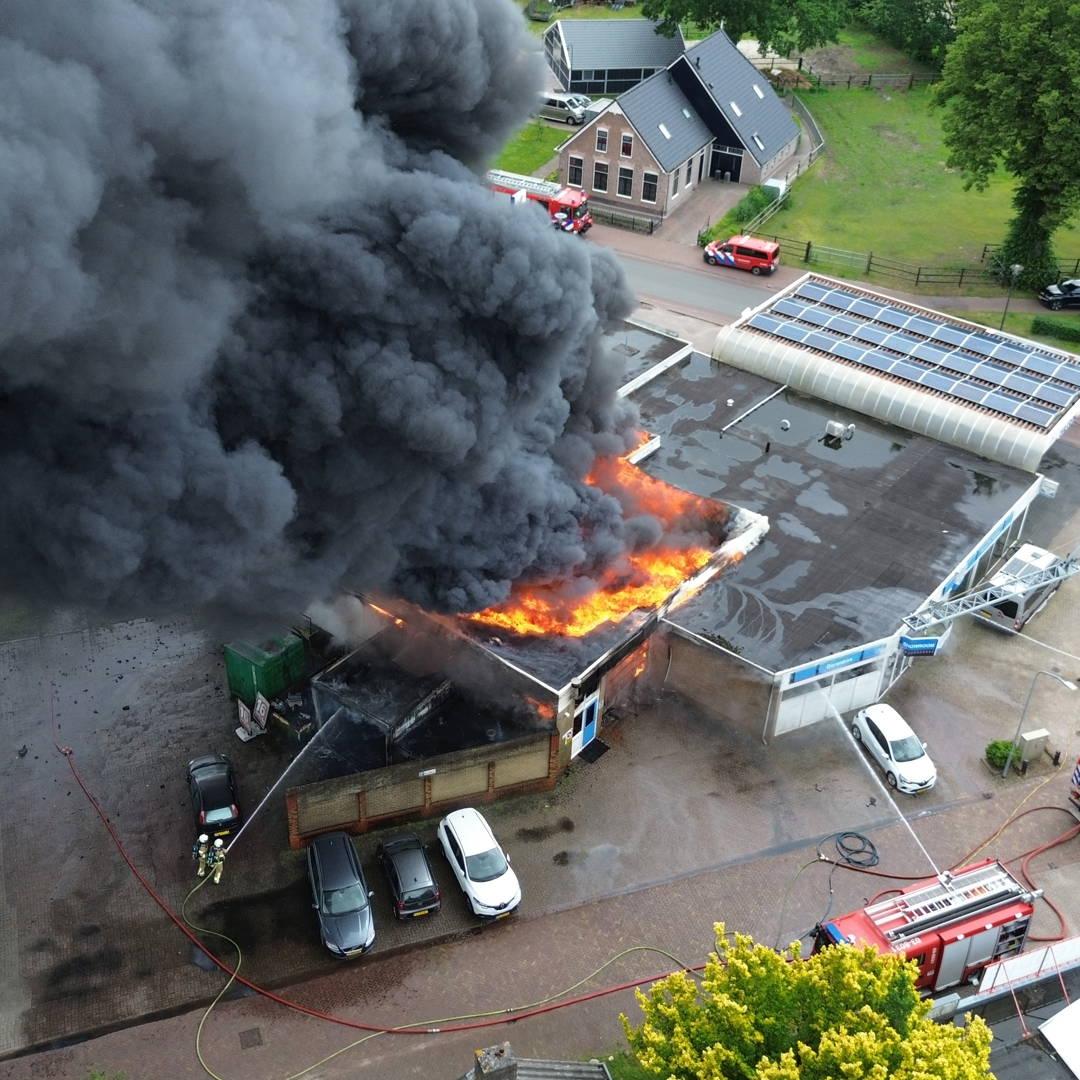 De rookwolken van de brand waren in de wijde omgeving te zien.