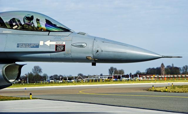 Een Nederlandse F-16, foto uit de periode dat dit type straaljager nog vanuit Leeuwarden vloog.