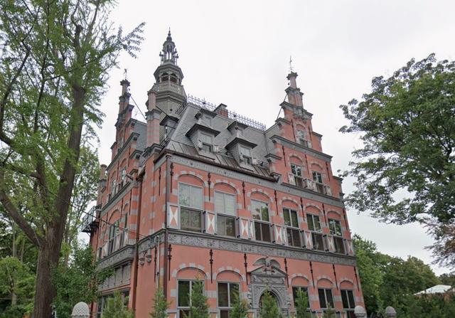 'The Dutch House', in de Amerikaanse stad Brookline, gemodelleerd naar het stadhuis van Franeker.