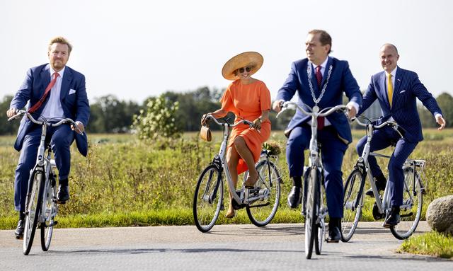 Arno Brok als commissaris van de Koning bij het werkbezoek van koning Willem-Alexander en koningin Maxima bij een streekbezoek aan Oosterwolde in 2020.
