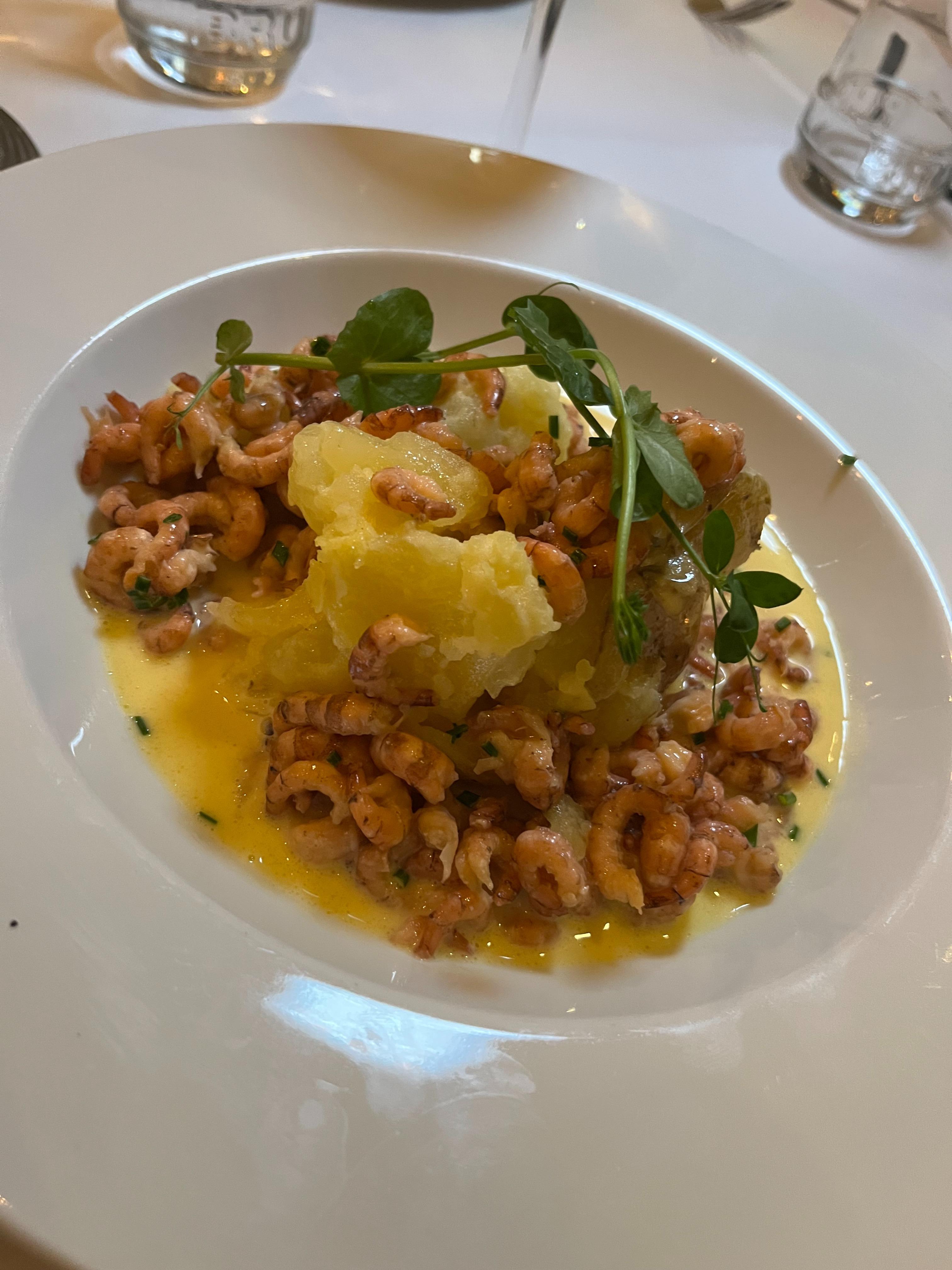  Smeus; aardappelpuree met garnalen. 