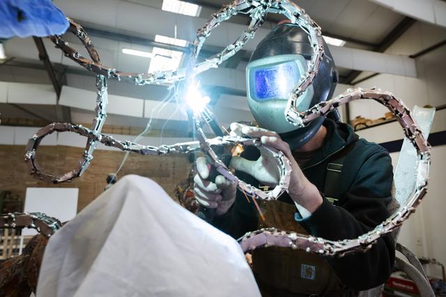 Het beeld is gemaakt van brons.