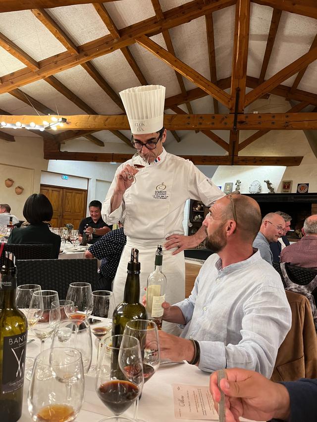 Chef Franck Séguret proeft mee met de vin doux naturel. 