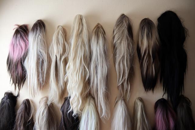 De pruiken van Marit Kramer hangen nog in de gang. 